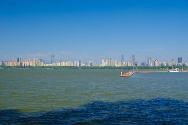 Wuhan Doğu Gölü Sahne Bölgesi Yaz Manzarası