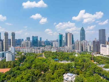 Şehrin Wuhan, Çin 'deki merkezi iş bölgesinin silueti.