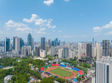 Şehrin Wuhan, Çin 'deki merkezi iş bölgesinin silueti.
