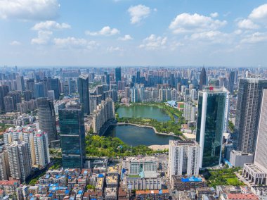 Şehrin Wuhan, Çin 'deki merkezi iş bölgesinin silueti.
