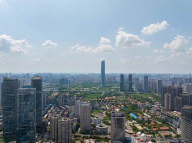 Şehrin Wuhan, Çin 'deki merkezi iş bölgesinin silueti.