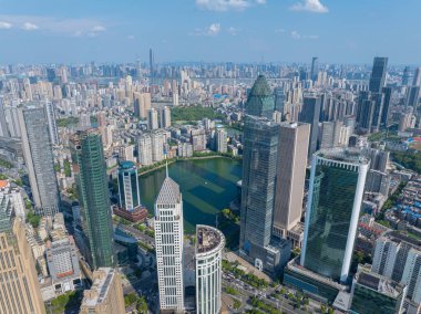 Şehrin Wuhan, Çin 'deki merkezi iş bölgesinin silueti.