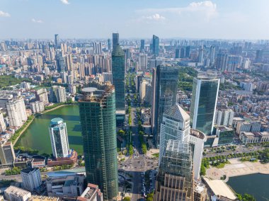 Şehrin Wuhan, Çin 'deki merkezi iş bölgesinin silueti.