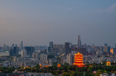 Wuhan 'daki Sarı Turna Kulesi Parkı' nın yaz manzarası