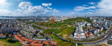 Wuhan 'daki Sarı Turna Kulesi Parkı' nın yaz manzarası