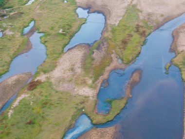 Çin 'in Luotian kentindeki Jiuzi Nehri' nin sonbahar manzarası.