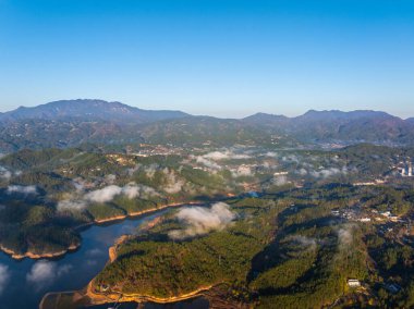 Çin 'in Luotian kentindeki Jiuzi Nehri' nin sonbahar manzarası.