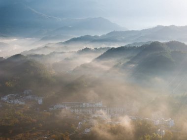 Çin 'in Luotian kentindeki Jiuzi Nehri' nin sonbahar manzarası.