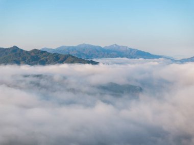 Çin 'in Luotian kentindeki Jiuzi Nehri' nin sonbahar manzarası.