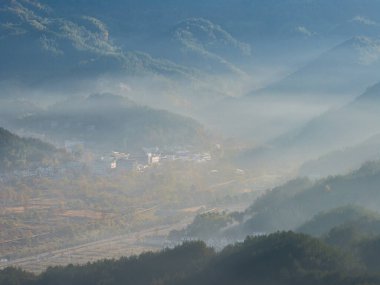 Çin 'in Luotian kentindeki Jiuzi Nehri' nin sonbahar manzarası.
