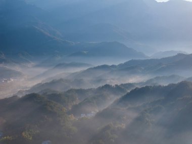 Çin 'in Luotian kentindeki Jiuzi Nehri' nin sonbahar manzarası.