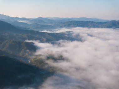 Çin 'in Luotian kentindeki Jiuzi Nehri' nin sonbahar manzarası.