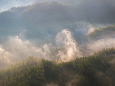 Çin 'in Luotian kentindeki Jiuzi Nehri' nin sonbahar manzarası.