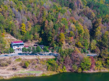 Çin 'in Luotian kentindeki Jiuzi Nehri' nin sonbahar manzarası.