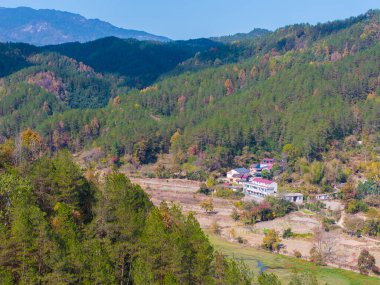 Çin 'in Luotian kentindeki Jiuzi Nehri' nin sonbahar manzarası.
