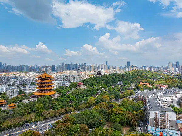 Wuhan 'daki Sarı Turna Kulesi Parkı' nın yaz manzarası