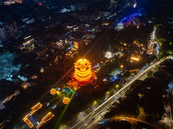 Wuhan 'daki Sarı Turna Kulesi Parkı' nın yaz manzarası