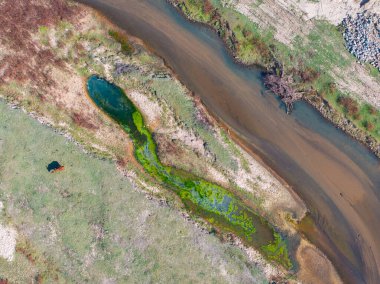 Çin 'in Luotian kentindeki Jiuzi Nehri' nin sonbahar manzarası.