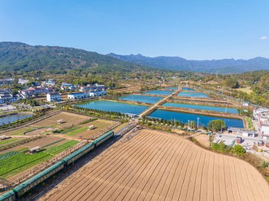 Çin 'in Luotian kentindeki Jiuzi Nehri' nin sonbahar manzarası.