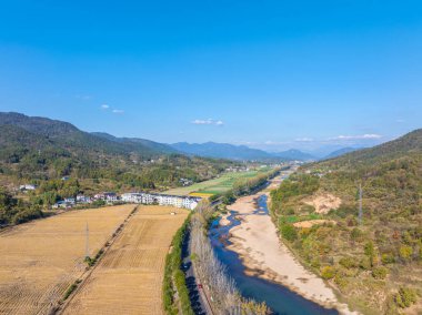 Çin 'in Luotian kentindeki Jiuzi Nehri' nin sonbahar manzarası.