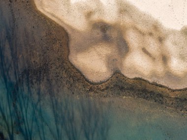 Çin 'in Luotian kentindeki Jiuzi Nehri' nin sonbahar manzarası.