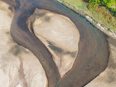 Çin 'in Luotian kentindeki Jiuzi Nehri' nin sonbahar manzarası.