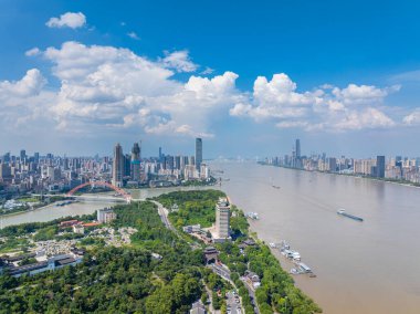 Çin 'in Wuhan şehrinde iki nehir ve dört banka manzarası