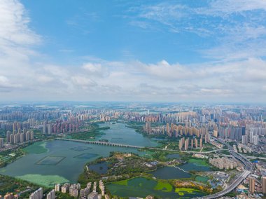 Çin 'in Wuhan şehrinde iki nehir ve dört banka manzarası