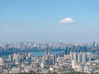 Çin 'in Wuhan şehrinde iki nehir ve dört banka manzarası