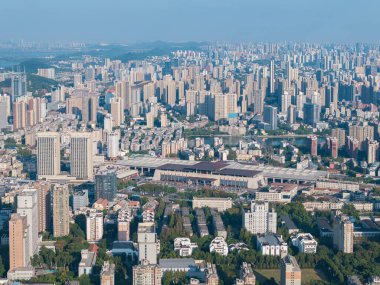 Çin 'in Wuhan şehrinde iki nehir ve dört banka manzarası