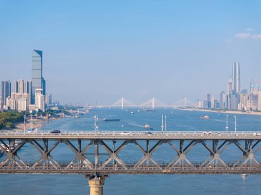 Çin 'in Wuhan şehrinde iki nehir ve dört banka manzarası