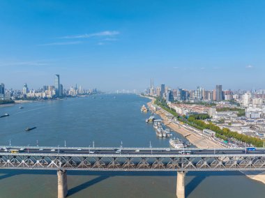 Çin 'in Wuhan şehrinde iki nehir ve dört banka manzarası