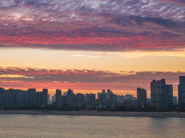 Çin 'in Wuhan şehrinde iki nehir ve dört banka manzarası