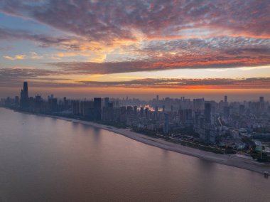 Çin 'in Wuhan şehrinde iki nehir ve dört banka manzarası