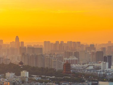 Çin 'in Wuhan şehrinde iki nehir ve dört banka manzarası