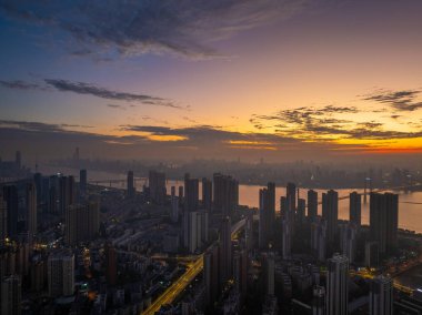 Çin 'in Wuhan şehrinde iki nehir ve dört banka manzarası