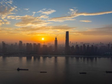 Çin 'in Wuhan şehrinde iki nehir ve dört banka manzarası