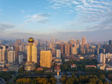 Çin 'in Wuhan şehrinde iki nehir ve dört banka manzarası