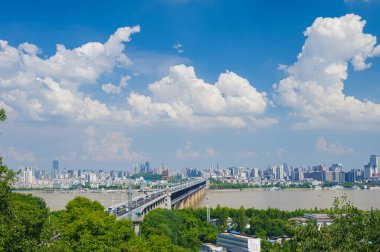 Çin 'in Wuhan şehrinde iki nehir ve dört banka manzarası