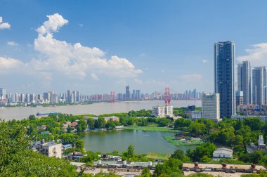 Çin 'in Wuhan şehrinde iki nehir ve dört banka manzarası
