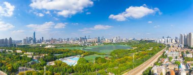 Çin 'in Wuhan şehrinde iki nehir ve dört banka manzarası