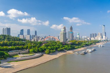 Çin 'in Wuhan şehrinde iki nehir ve dört banka manzarası