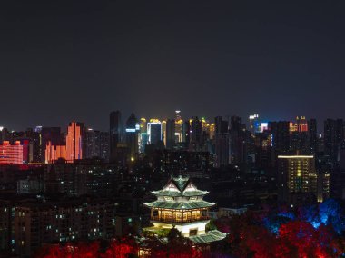 Çin, Wuhan 'ın iki nehri ve dört kıyısındaki tarihi şehrin gece manzarası.