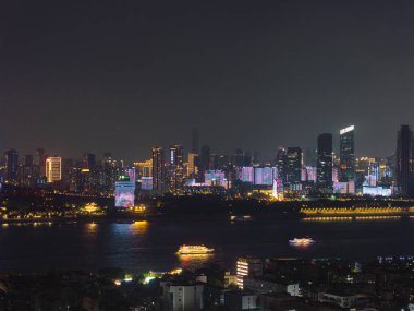 Çin, Wuhan 'ın iki nehri ve dört kıyısındaki tarihi şehrin gece manzarası.