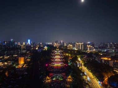Çin, Wuhan 'ın iki nehri ve dört kıyısındaki tarihi şehrin gece manzarası.