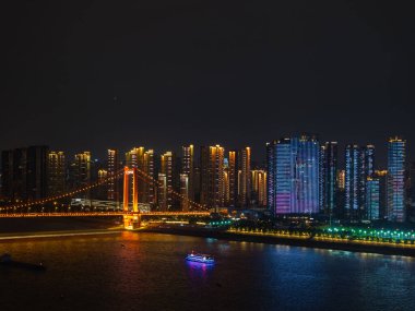 Çin, Wuhan 'ın iki nehri ve dört kıyısındaki tarihi şehrin gece manzarası.