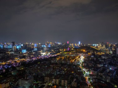 Çin, Wuhan 'ın iki nehri ve dört kıyısındaki tarihi şehrin gece manzarası.