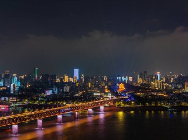 Çin, Wuhan 'ın iki nehri ve dört kıyısındaki tarihi şehrin gece manzarası.