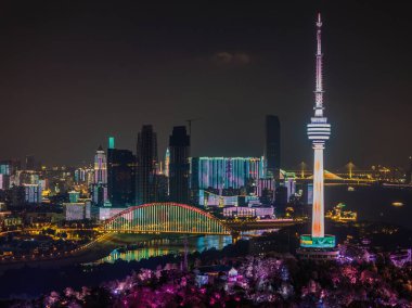 Çin, Wuhan 'ın iki nehri ve dört kıyısındaki tarihi şehrin gece manzarası.