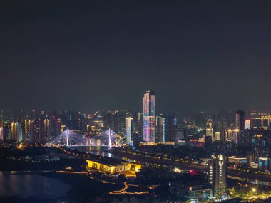 Çin, Wuhan 'ın iki nehri ve dört kıyısındaki tarihi şehrin gece manzarası.